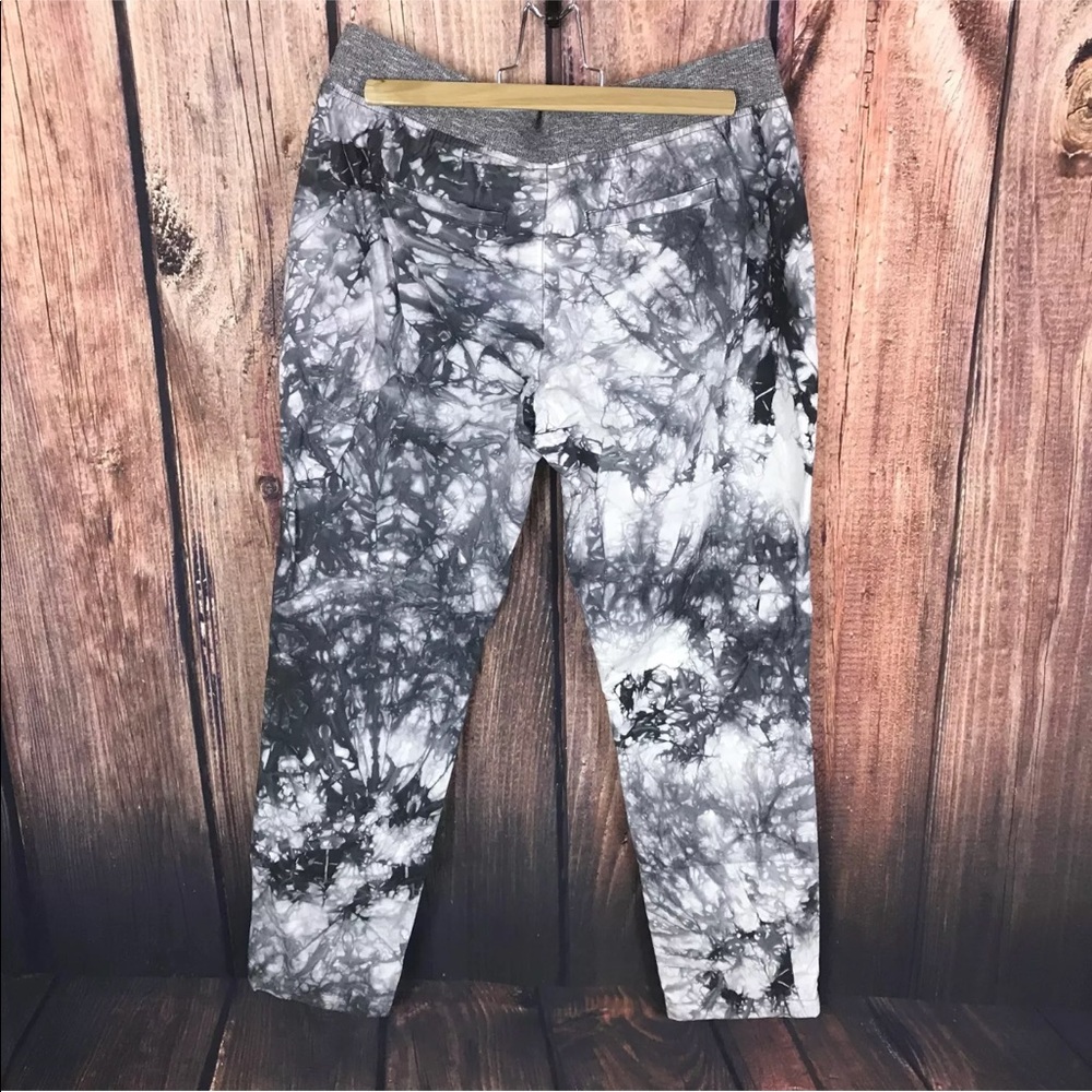 Cabi marble jogger pattern gray cropped pants